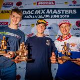 ADAC MX Masters 2019, ADAC MX Masters Mölln, Siegerehrung beim ADAC MX Junior Cup 125 v.l.n.r.: Maksim Kraev ( Russland / KTM / GARIN MX TEAM ), Simon Längenfelder ( Deutschland / KTM / WZ-Racing ) und Mike Gwerder ( Schweiz / KTM / KINI KTM Junior Pro Te